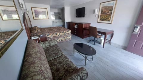 Comfort Room, 1 King Bed | Iron/ironing board, free WiFi, bed sheets