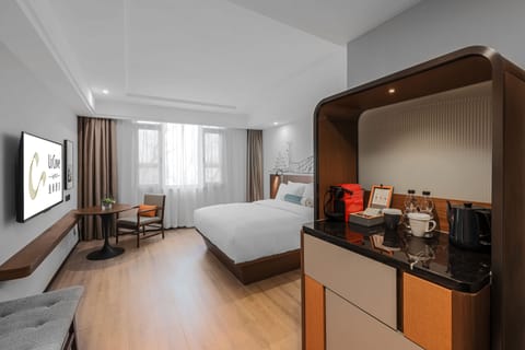 Premium King Room | Premium bedding, down comforters, pillowtop beds, free minibar