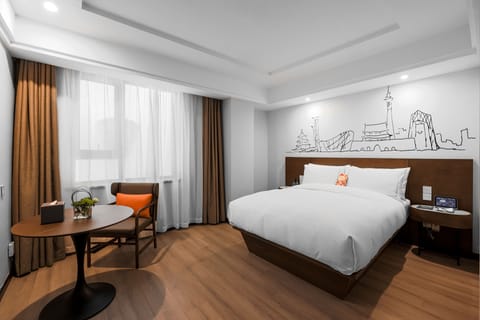 Deluxe Room | Premium bedding, down comforters, pillowtop beds, free minibar