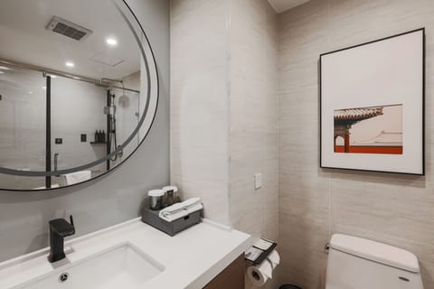 Premium Twin Room | Bathroom | Shower, rainfall showerhead, designer toiletries, hair dryer