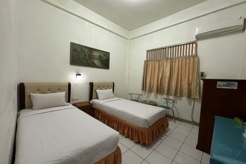 Deluxe Twin Room | Desk, laptop workspace, bed sheets