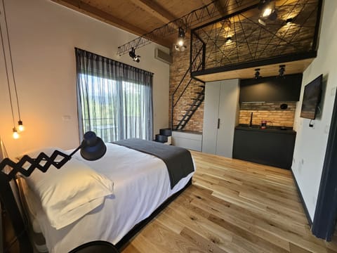 Superior Studio | Desk, laptop workspace, free WiFi