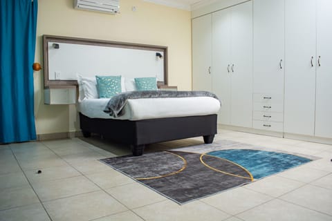 Executive Double Room Single Use | Premium bedding, down comforters, pillowtop beds, desk