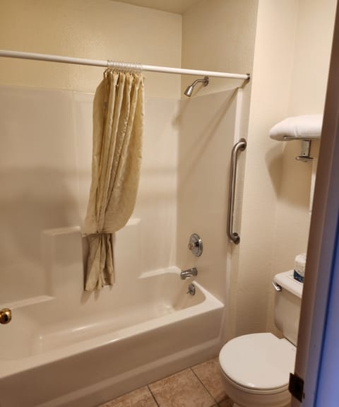 Combined shower/tub, free toiletries, hair dryer, towels