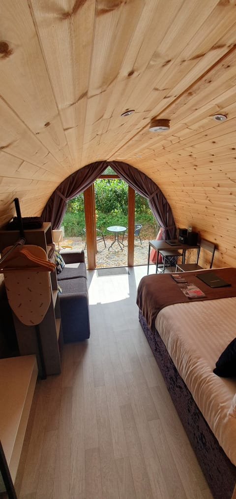 GLAMPING POD 7 | Desk, laptop workspace, iron/ironing board, free WiFi