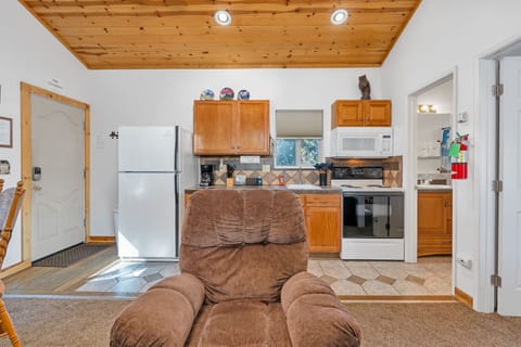 Cabin, 1 Queen Bed with Sofa bed, Kitchen, Mountain View (Yosemite Woods Upper) | Private kitchen | Fridge, microwave, oven, stovetop