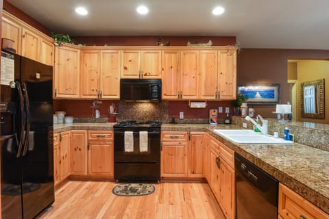 Townhome, Multiple Beds, Pool Access, Garden View | Private kitchen | Fridge, microwave, oven, stovetop