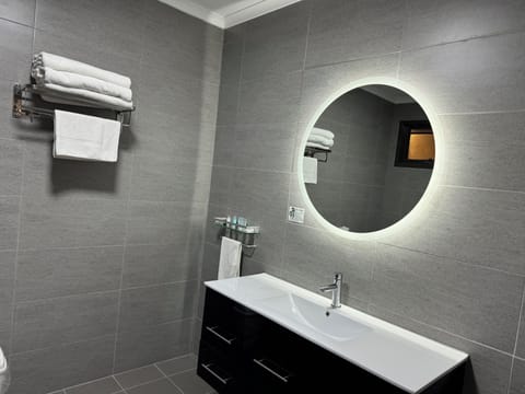 Business Twin Room | Bathroom | Towels