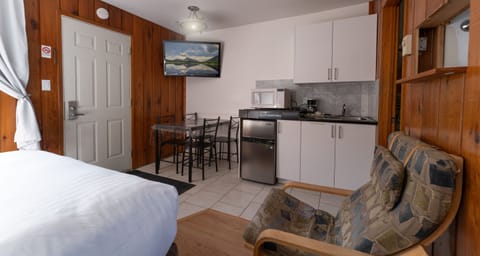 Deluxe Room, 2 Queen Beds, Kitchenette | Free WiFi, bed sheets