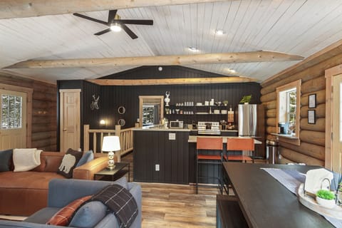 A great space to gather with loved ones and converse while making dinner, watching the game on the TV, playing cards or catching up on life.