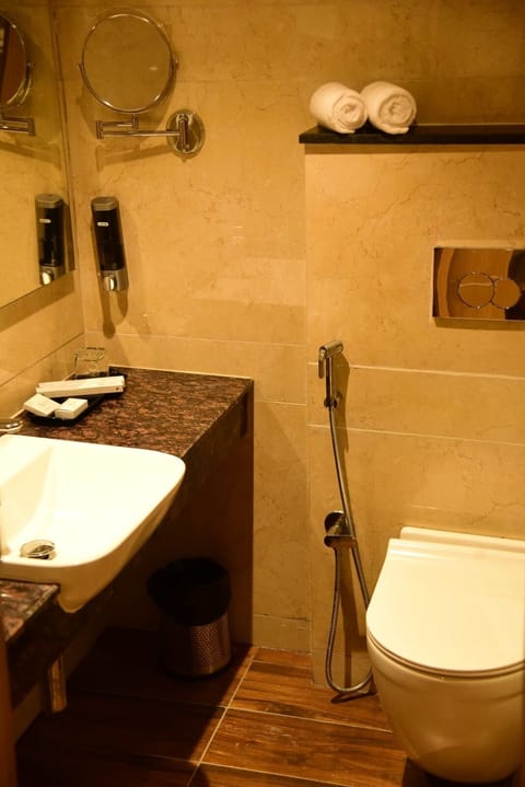 Classic Room | Bathroom | Shower, rainfall showerhead, hair dryer, slippers