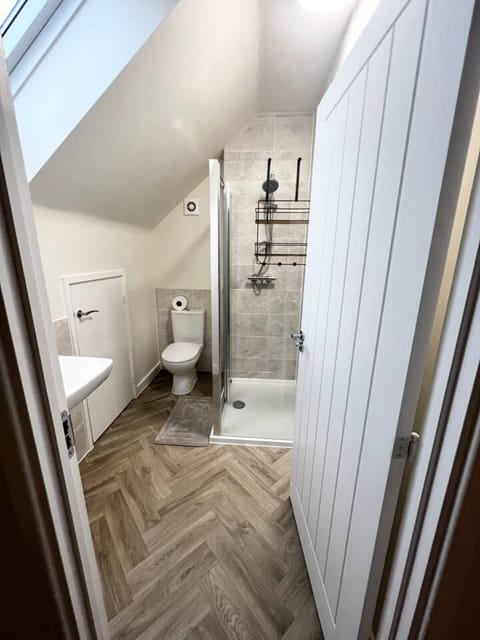 House | Bathroom | Combined shower/tub, deep soaking tub, towels