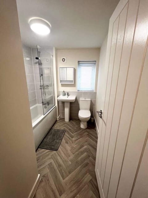 House | Bathroom | Combined shower/tub, deep soaking tub, towels