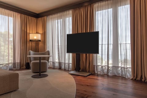 Signature Suite, 1 King Bed (Keight) | Living area