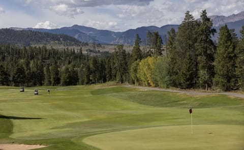 Golf Vista Charm: Enjoy a unique blend of golf course and mountain scenery from a vantage point overlooking the 4th hole. More than a view, it's a peaceful escape.โจ