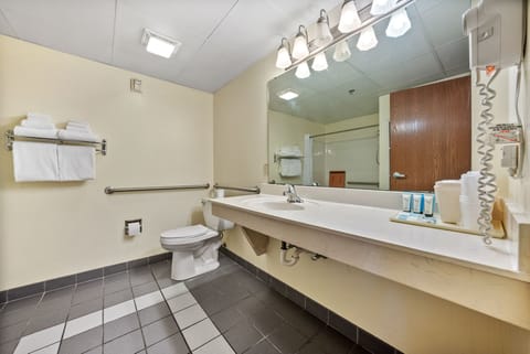 Standard Room, 2 Queen Beds | Bathroom