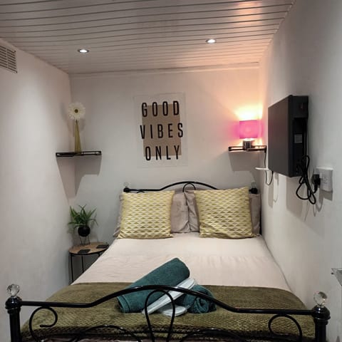 Bedroom with wifi, tv, Amazon stick and an electric heater. Complimentary towels and slippers for your comfort.