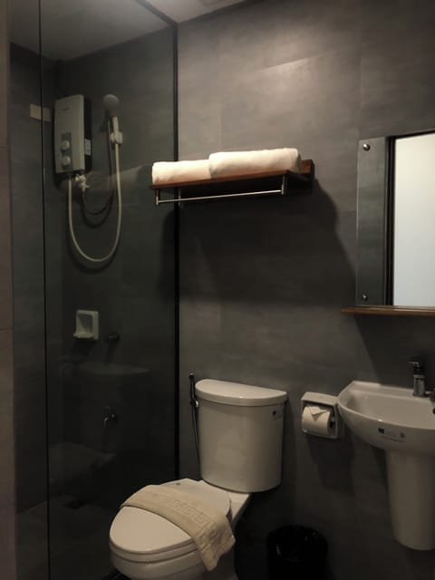 Standard Single Room | Bathroom | Free toiletries, bidet, towels