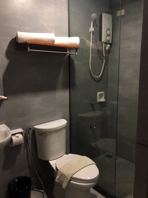 Standard Twin Room, 2 Twin Beds | Bathroom | Free toiletries, bidet, towels