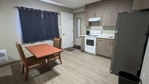 Premium Suite | Private kitchen | Full-size fridge, microwave, stovetop, electric kettle