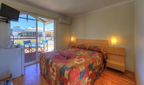 Cabin, 1 Queen Bed, Pool View | Free WiFi, bed sheets