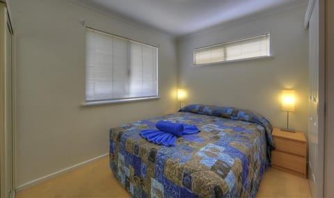 Standard Cabin, 1 Queen Bed | Free WiFi, bed sheets