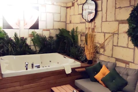 Suite Room | 1 bedroom, minibar, in-room safe, laptop workspace