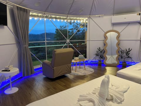 Signature Room | Free WiFi, bed sheets