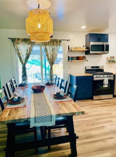 Enjoy the beautiful dining table with family/friends 