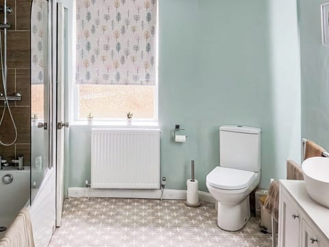 Bathroom | Daffodil Cottage, Cockermouth