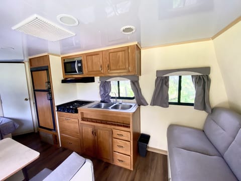 Basic Mobile Home | Private kitchen | Mini-fridge, microwave, cookware/dishes/utensils, cleaning supplies