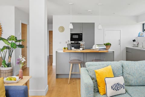 Kitchen island, built in microwave - 1 The Vista, Willingcott