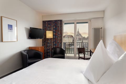 Down comforters, in-room safe, desk, free WiFi