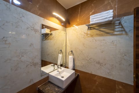 Deluxe Room | Bathroom | Shower, rainfall showerhead, free toiletries, towels