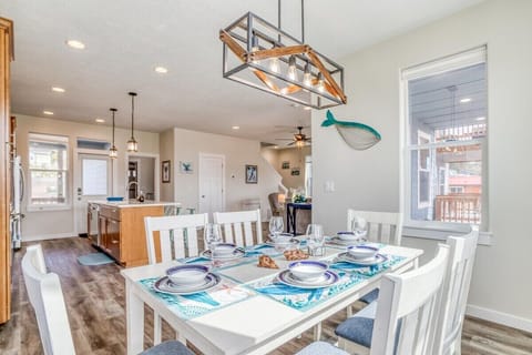 Whale Tale & Arcade-Dining Room