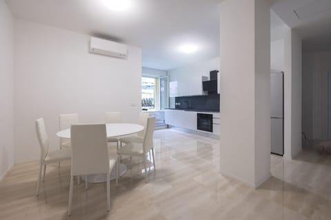 32-inch Smart TV with digital channels, heated floors