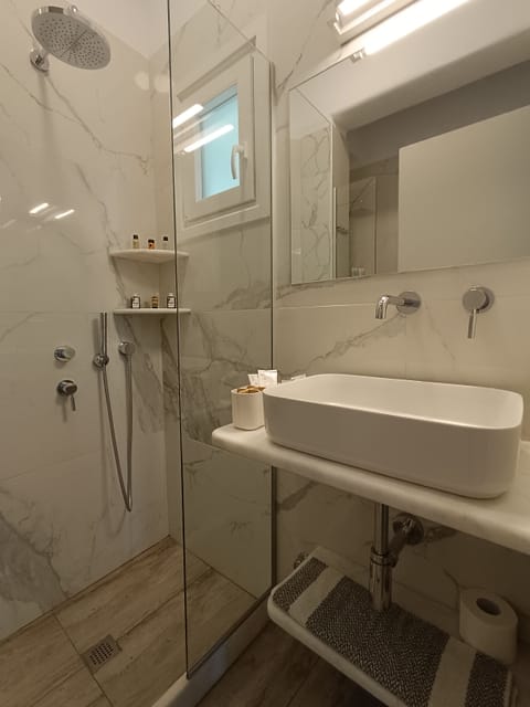 Quadruple Studio | Bathroom | Shower, free toiletries, hair dryer, towels
