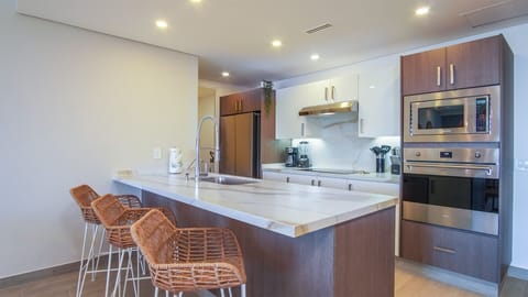 Panoramic Condo, 2 Bedrooms, Sea View | Private kitchen