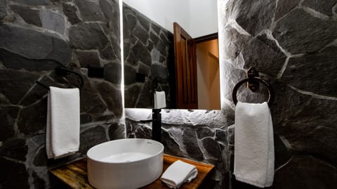 Design Single Room, 1 Queen Bed, Non Smoking | Bathroom | Towels