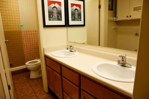 Basic Double Room | Bathroom | Free toiletries, towels, soap, shampoo
