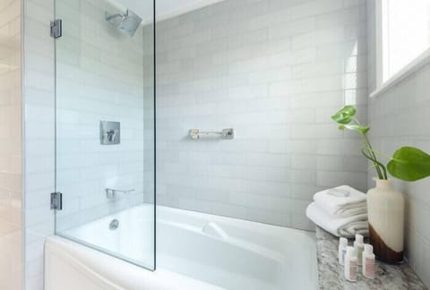 Basic Room | Bathroom | Free toiletries, hair dryer, bathrobes, towels