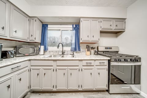 Apartment (1 Bedroom) | Private kitchen | Microwave, oven, stovetop, cookware/dishes/utensils