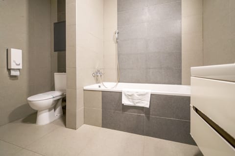 Executive Apartment | Bathroom | Free toiletries, hair dryer, towels, toilet paper