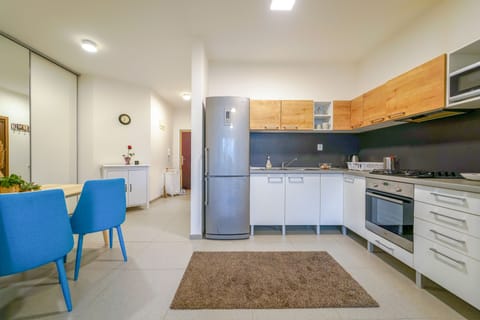 Executive Apartment | Private kitchen | Full-size fridge, microwave, stovetop, electric kettle