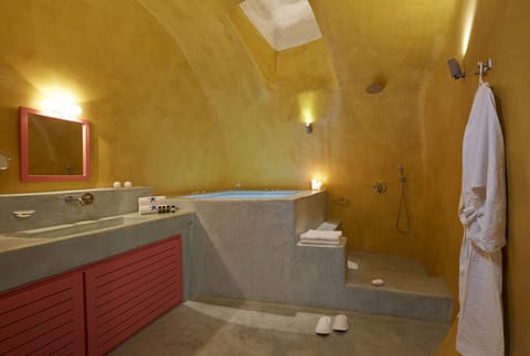 Exclusive Suite | Bathroom | Shower, hair dryer, towels