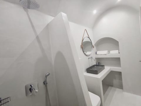 Junior Double Room | Bathroom | Hair dryer, towels