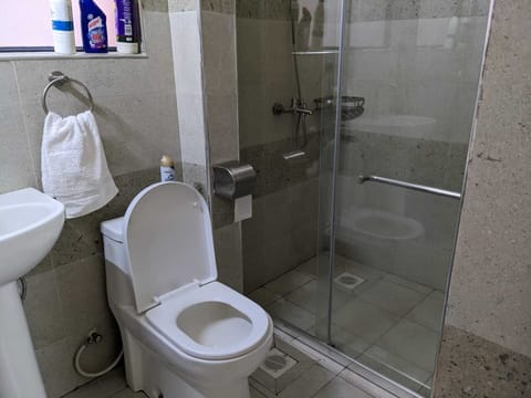 Comfort Studio Suite | Bathroom | Shower, rainfall showerhead, free toiletries, hair dryer