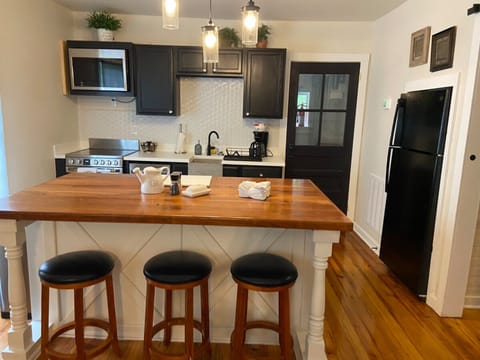 Signature Cottage, 2 Bedrooms, Non Smoking, Patio | Private kitchen | Fridge, microwave, oven, stovetop