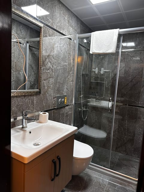 Basic Room, 3 Bedrooms, Non Smoking, City View | Bathroom | Shower, towels