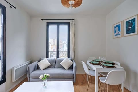 Salon avec cuisine américaine et coin repas